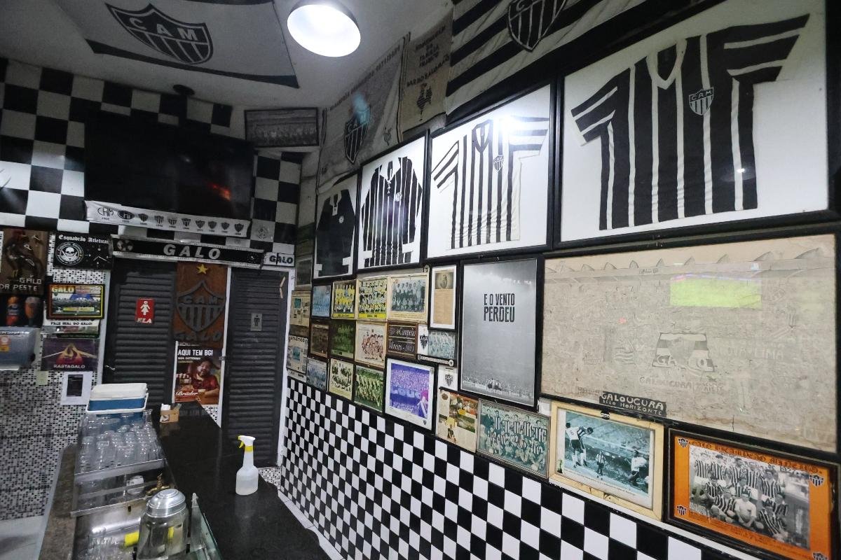 Paredes do Bar do Salomão são repletas de decoração relacionada ao Atlético