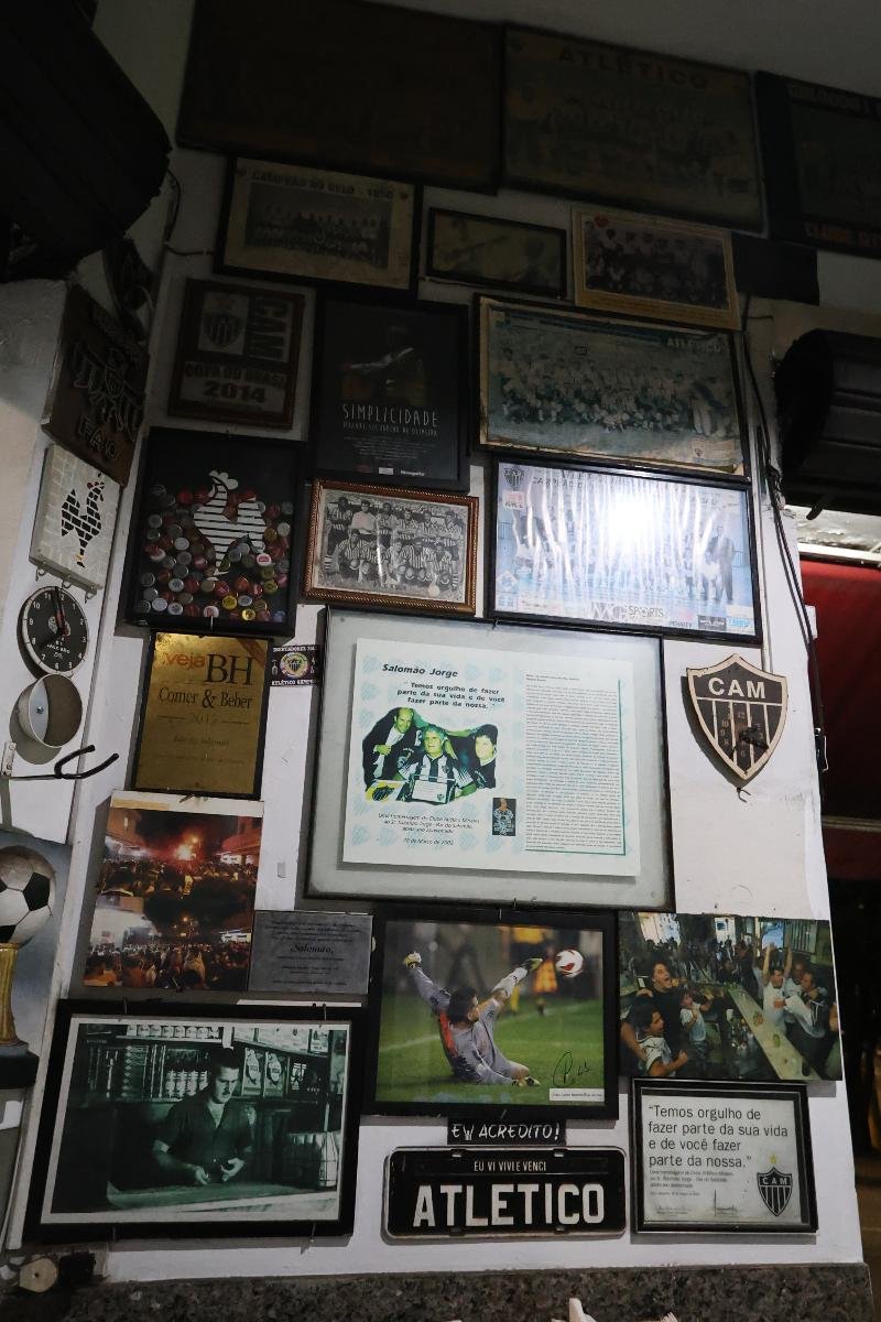 Paredes do Bar do Salomão são repletas de decoração relacionada ao Atlético