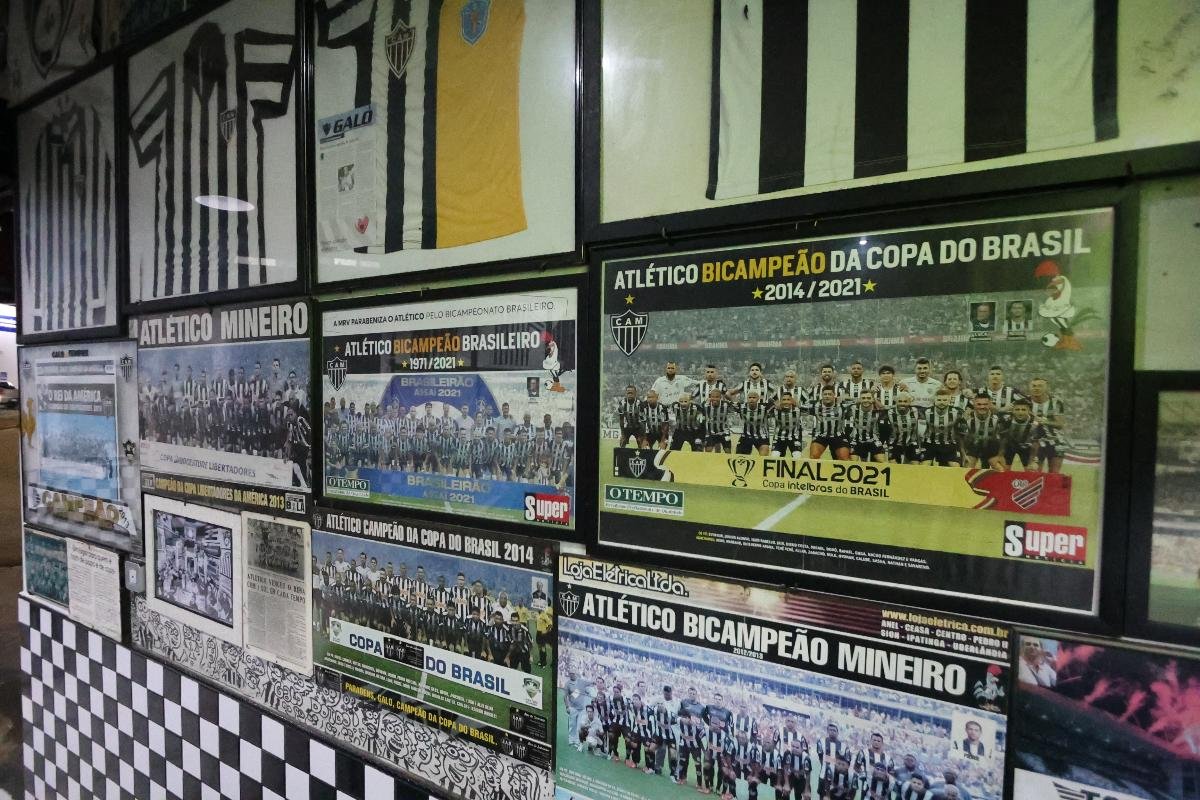 Paredes do Bar do Salomão são repletas de decoração relacionada ao Atlético