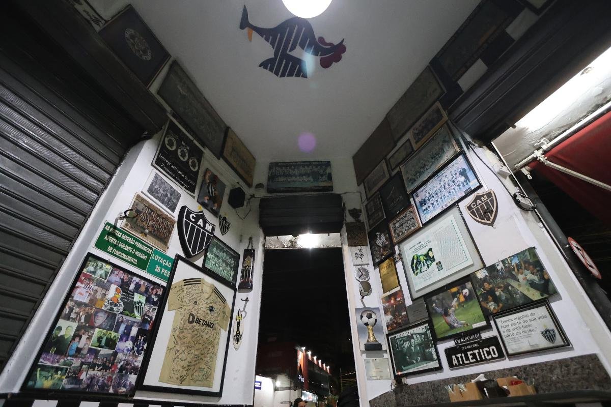 Paredes do Bar do Salomão são repletas de decoração relacionada ao Atlético