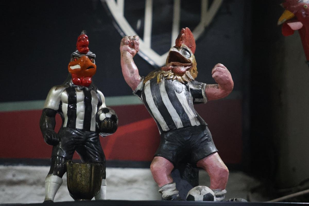 Paredes do Bar do Salomão são repletas de decoração relacionada ao Atlético