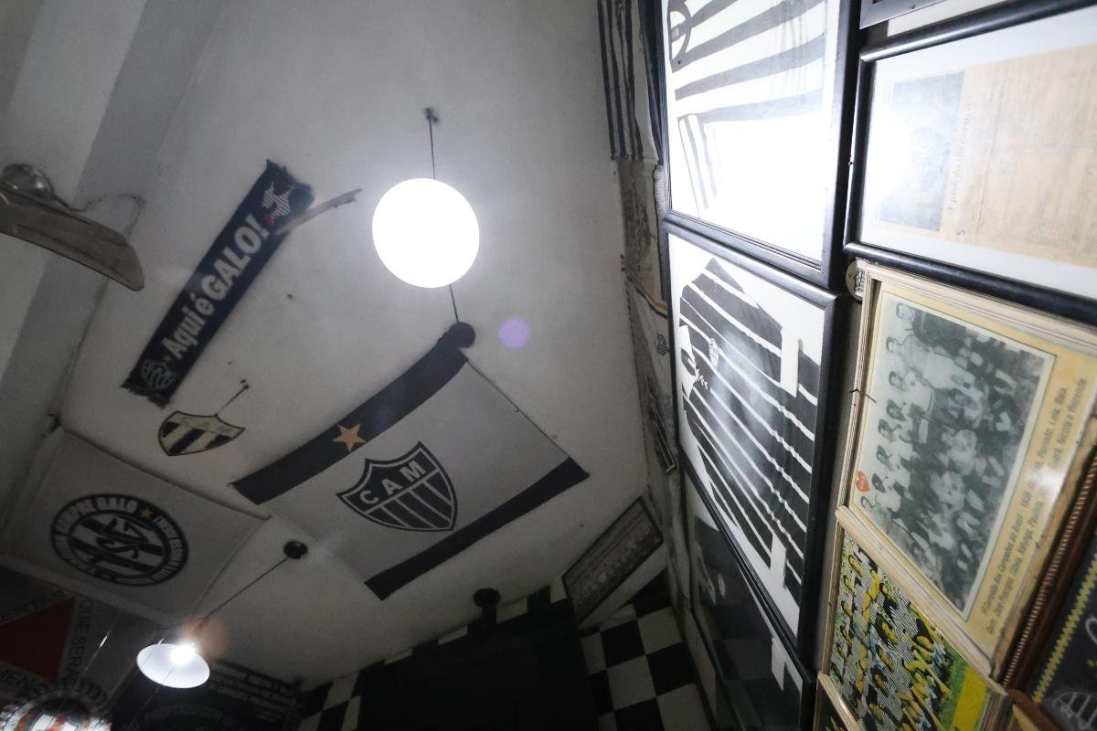 Paredes do Bar do Salomão são repletas de decoração relacionada ao Atlético
