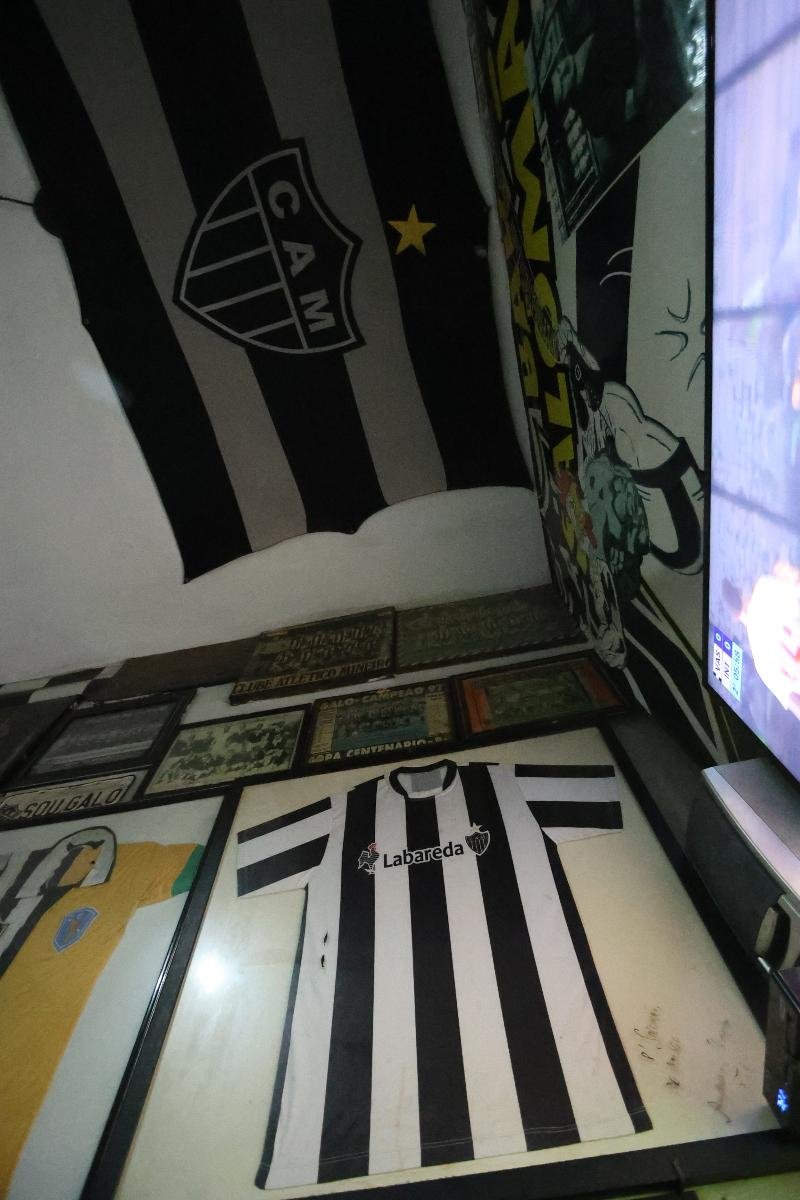 Paredes do Bar do Salomão são repletas de decoração relacionada ao Atlético