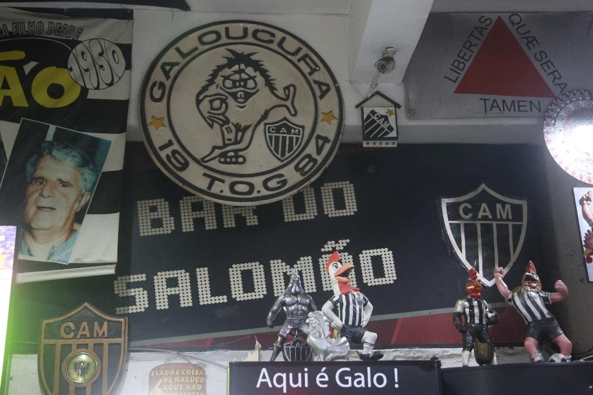 Paredes do Bar do Salomão são repletas de decoração relacionada ao Atlético