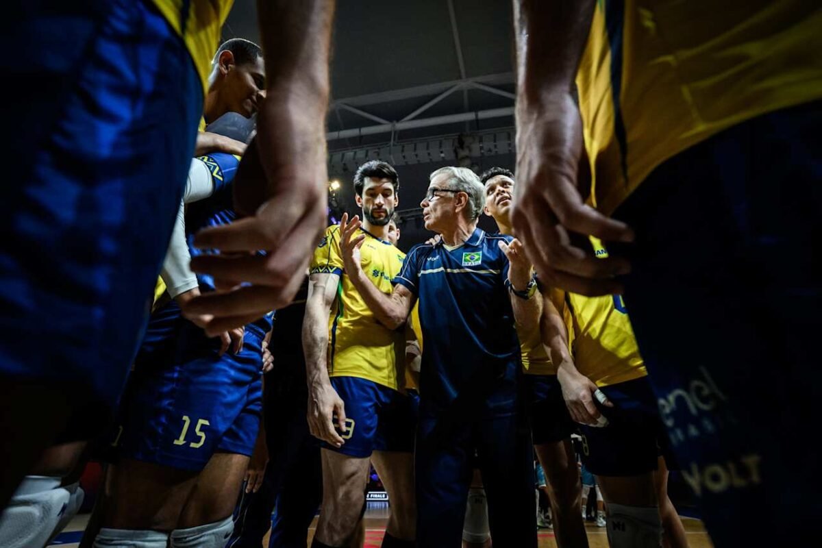 Seleção Brasileira Masculina de Vôlei reunida com o técnico Bernardinho (foto: FIVB/Divulgação)