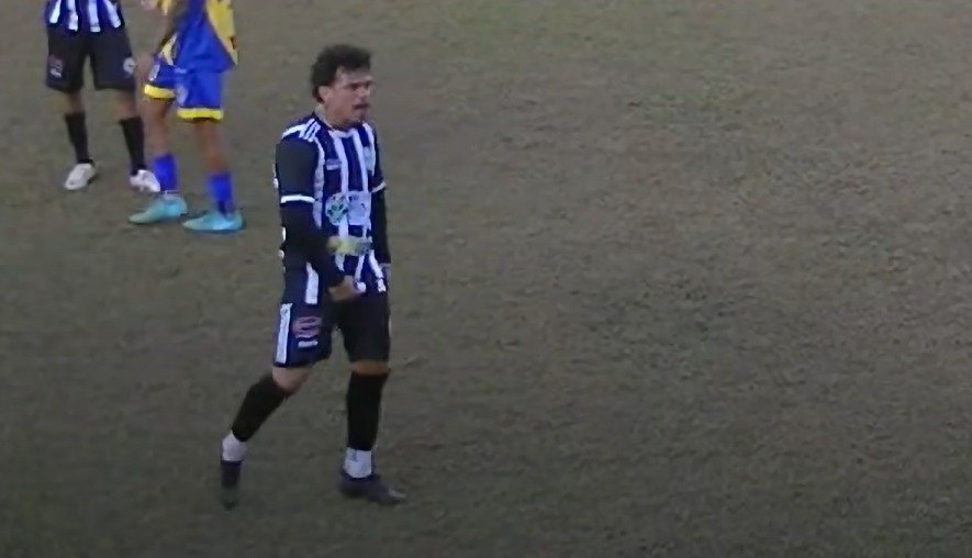 Bernardo faz gesto obsceno para torcida rival (foto: Reprodução/TJOTATV)