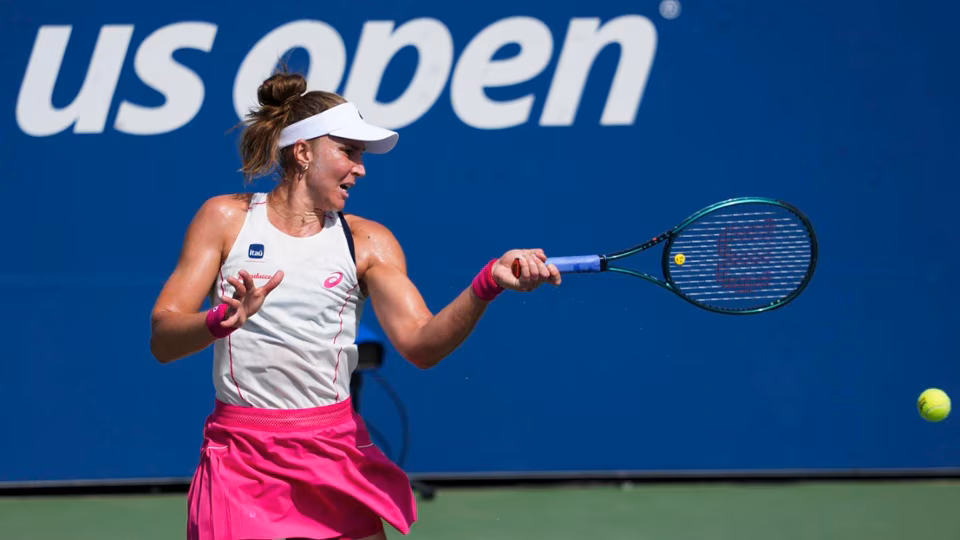 Bia Haddad Maia acertando a bola com a raquete de tênis na mão esquerda (foto: Divulgação/US Open)