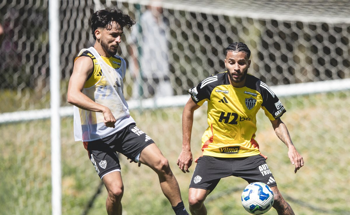 Biel e Alexsander, reforços do Atlético, durante treinamento na Cidade do Galo (1º/8) (foto: Pedro Souza/Atlético)
