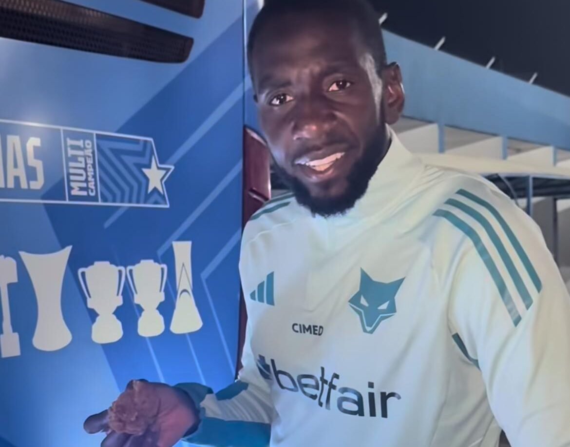 Bolasie comendo frango frito (foto: Reprodução/Redes sociais)