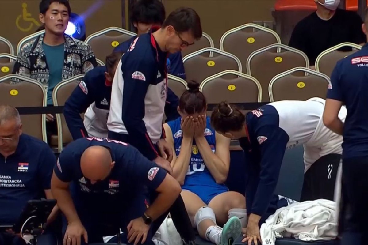 Boskovic chora ao sofrer lesão no Mundial de Vôlei (foto: Reprodução/VolleyballWorld)