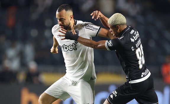 Disputa de bola em Vasco x Botafogo (foto: Vitor Silva/Botafogo)