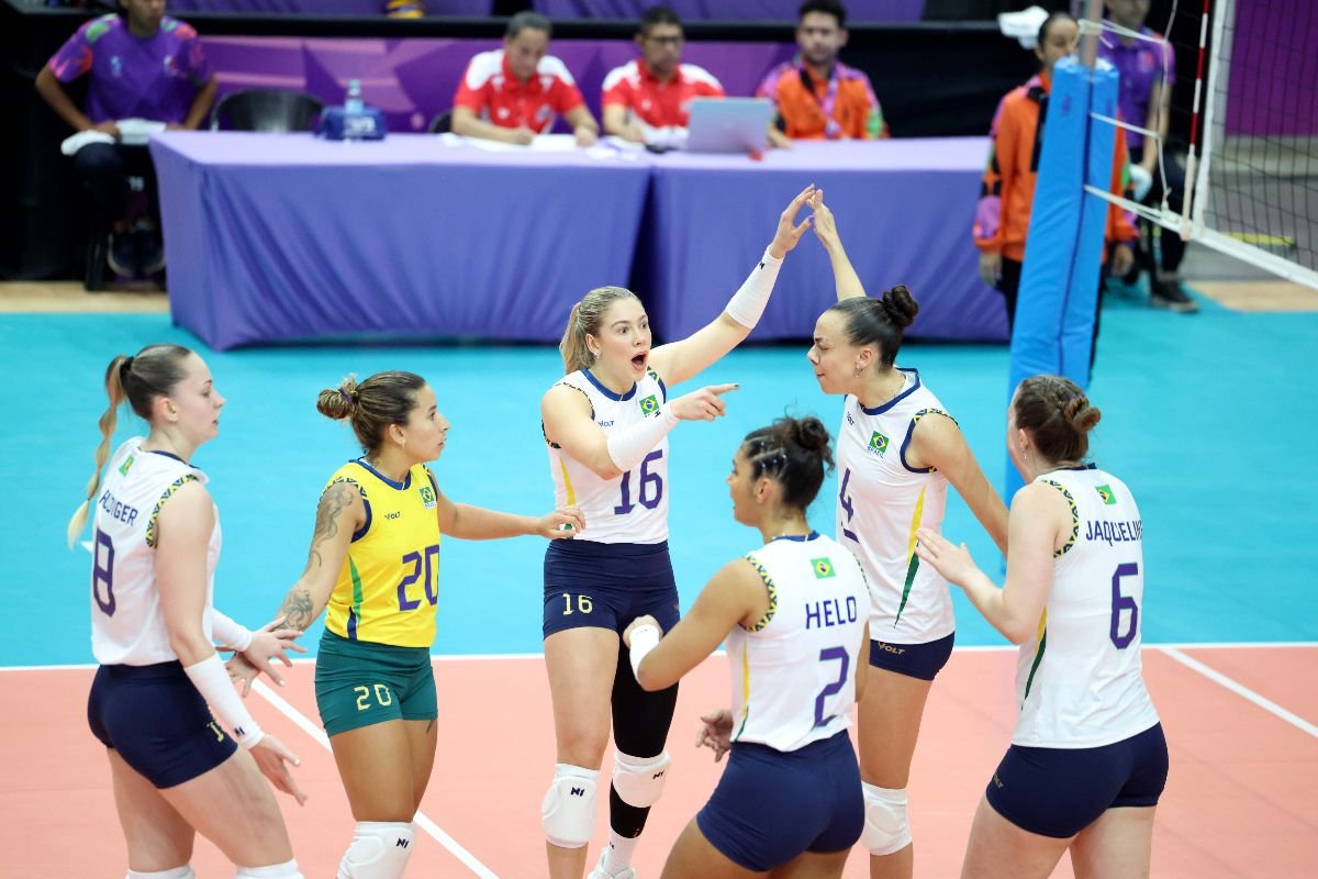 Jogadoras do Brasil comemoram ponto sobre a República Dominicana no Pan-Americano Júnior (foto: Divulgação)