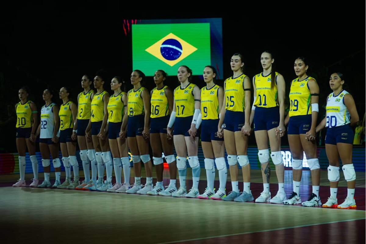 Jogadoras da Seleção Brasileira Feminina de Vôlei perfiladas antes de estreia no Mundial contra a Grécia (foto: Divulgação/FIVB)