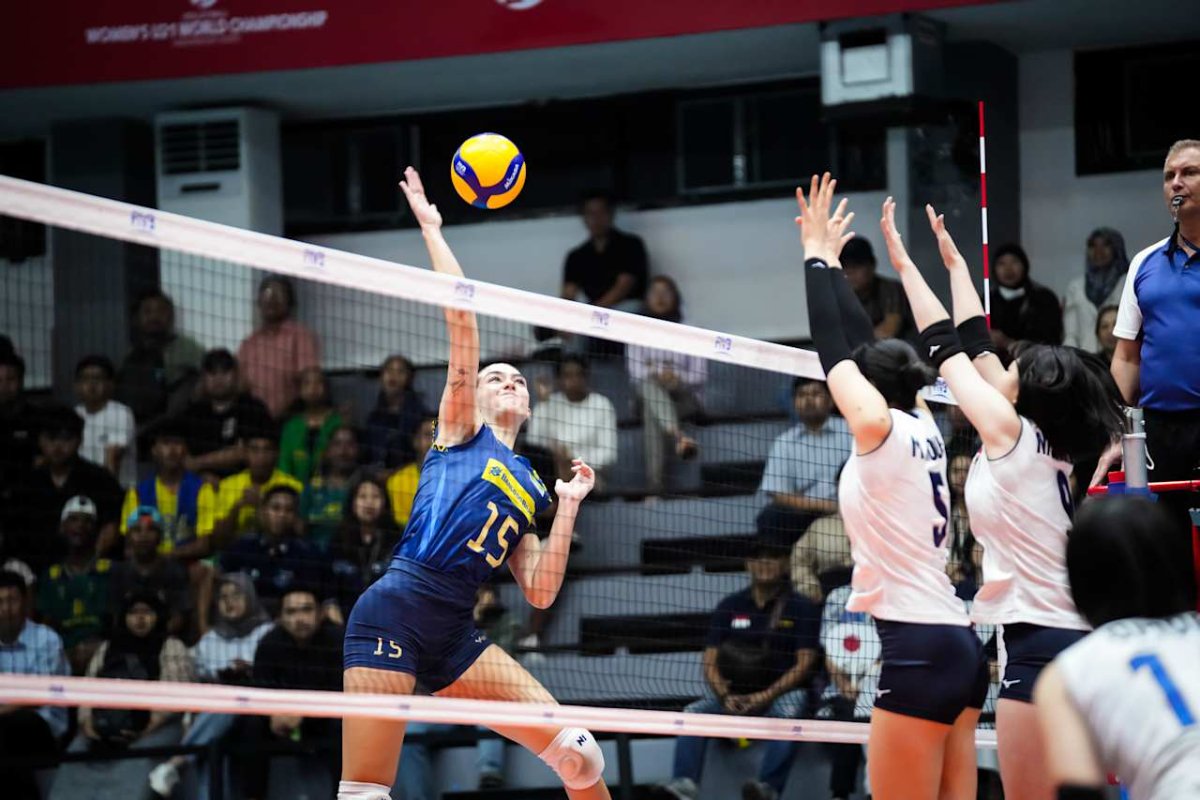 Helena ataca bola contra o bloqueio do Japão durante partida do Mundial Sub-21 de vôlei (foto: Divulgação/FIVB)
