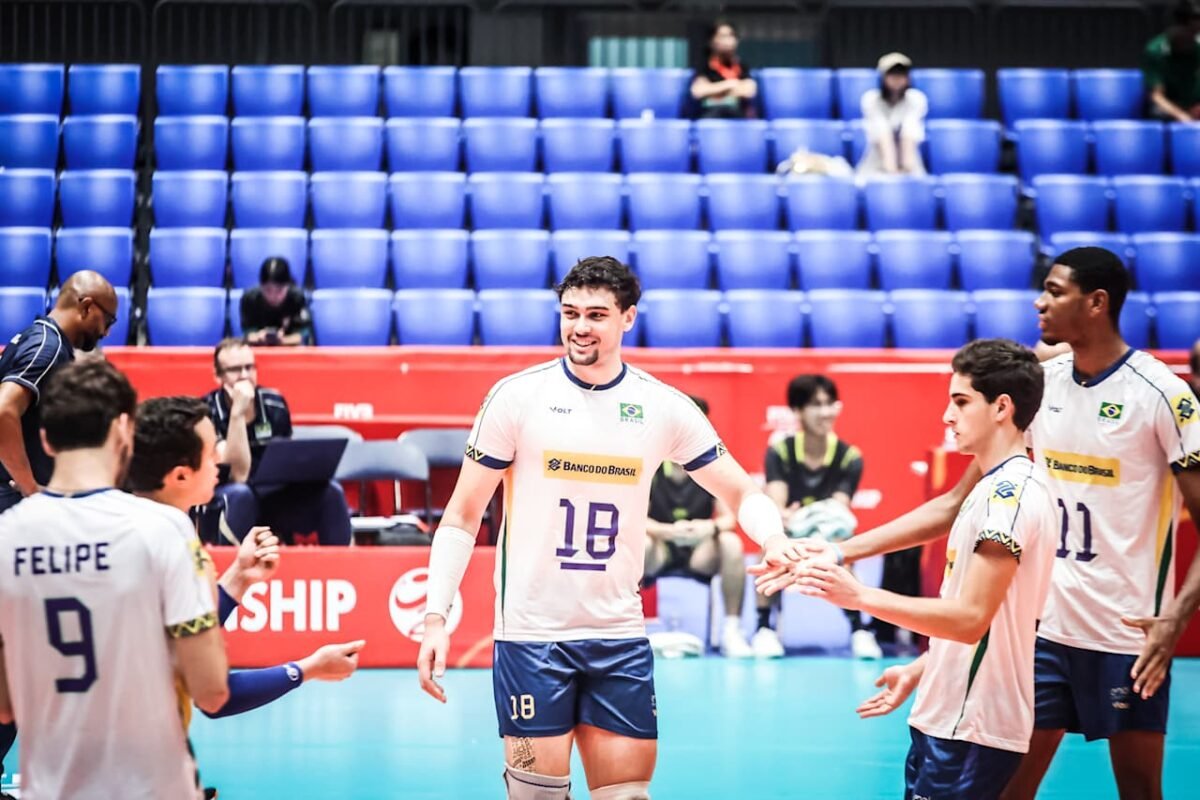 Jogadores do Brasil comemoram ponto no Mundial Sub-21 Masculino de Vôlei (foto: Divulgação/FIVB)