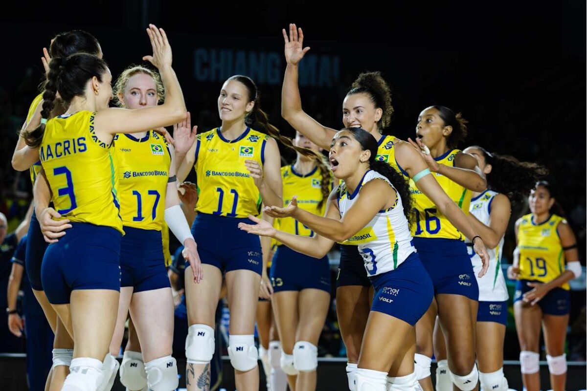 Jogadoras da Seleção Brasileira comemoram ponto no Mundial (foto: Divulgação/FIVB)