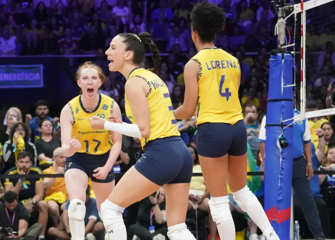 Jogadoras da Seleção Brasileira Feminina de Vôlei comemorando ponto em quadra (foto: Mauricio Val/FV Imagem/CBV)