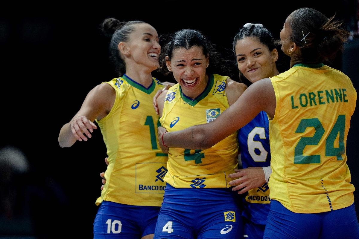 Gabi Guimarães, Carolana, Nyeme e Lorenne comemoram ponto do Brasil no Mundial de 2022 (foto: SANDER KONING/AFP)