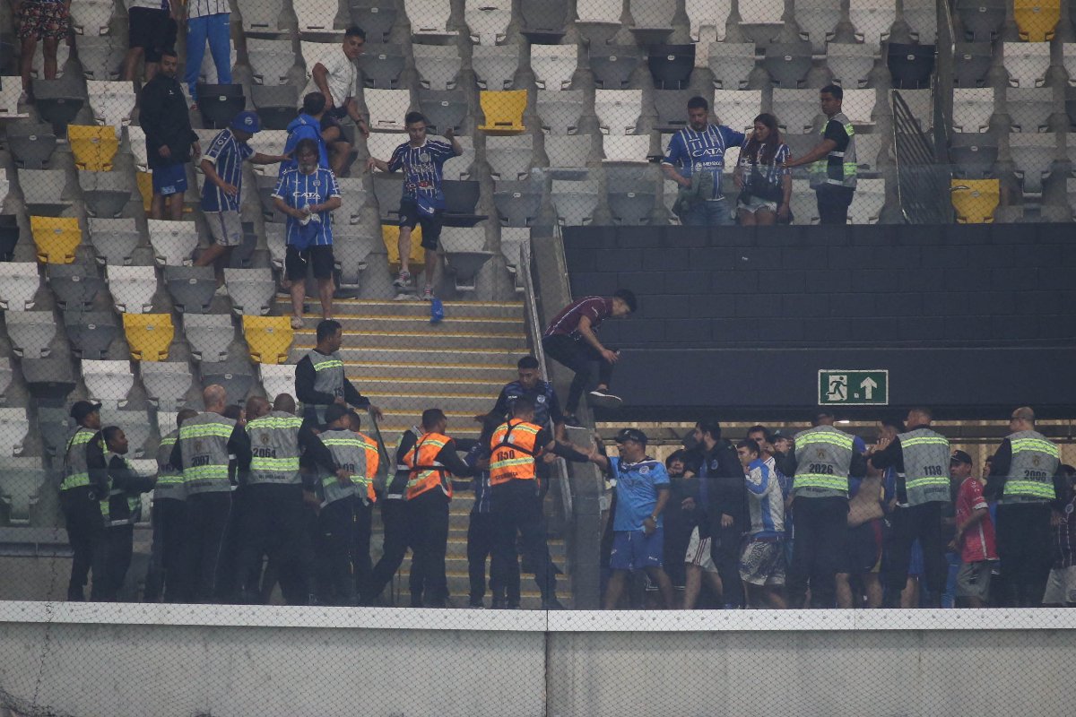 Torcedores do Godoy Cruz brigam com seguranças e policiais na Arena MRV (foto: Edésio Ferreira/EM/DA.Press)