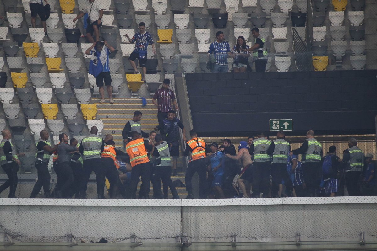 Torcedores do Godoy Cruz brigam com seguranças da Arena MRV (foto: Edesio Ferreira/EM/D.A.Press)