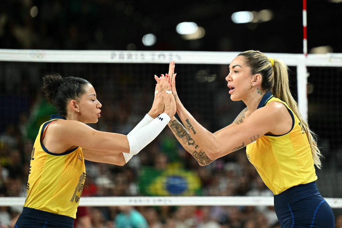 Carolana e Thaísa comemoram ponto do Brasil em Paris 2024 (foto: NATALIA KOLESNIKOVA/AFP)