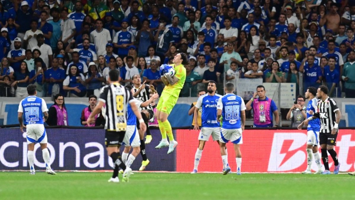 Cássio em ação em Cruzeiro x Santos (foto: Leandro Couri/EM/D.A Press)