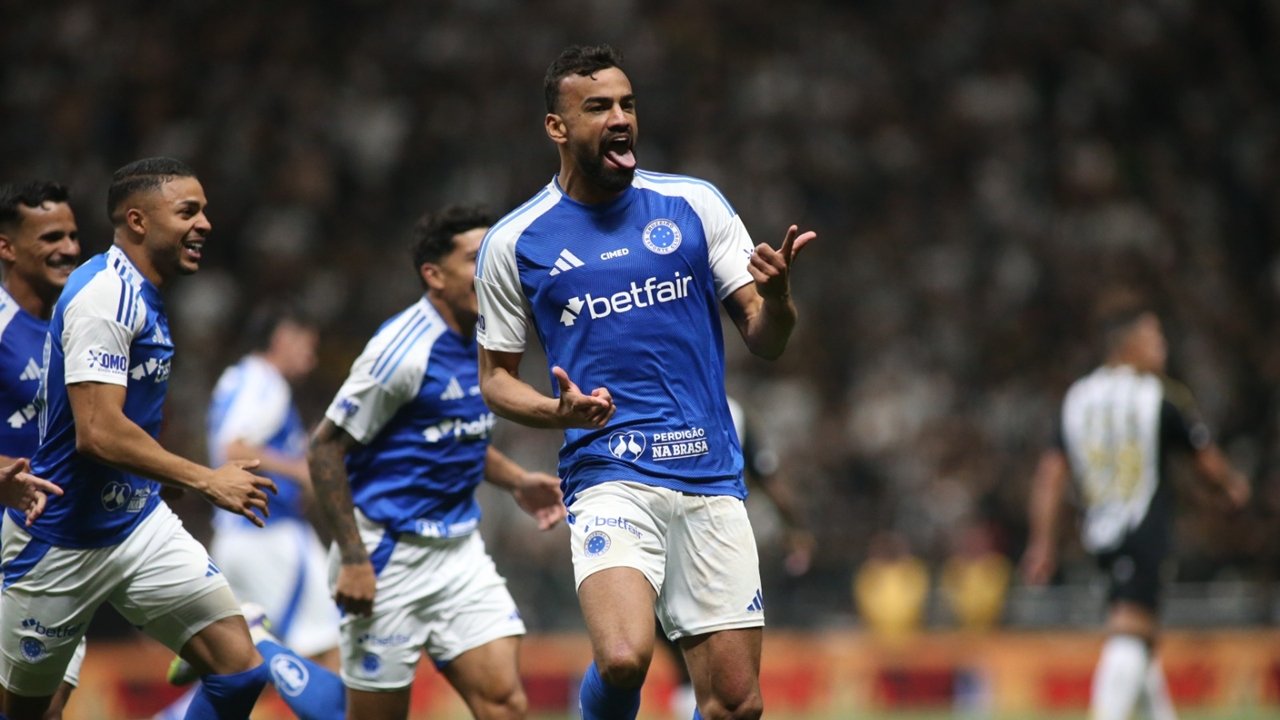 Fabrício Bruno comemorando gol do Cruzeiro (foto: Edésio Ferreira/EM/DA Press)