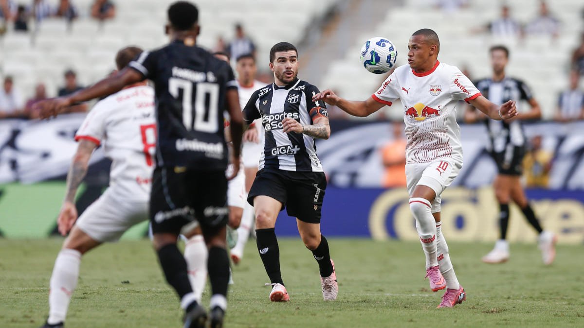 Jogadores de Ceará e Bragantino, pela 20ª rodada do Brasileiro (foto: Ari Ferreira/Bragantino)