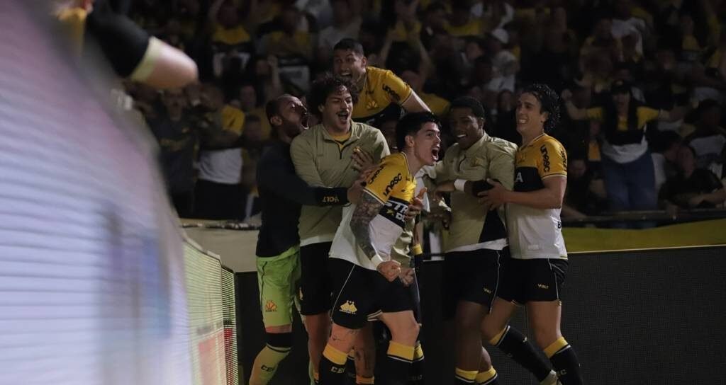 Jogadores comemorando um dos gols da vitória do Criciúma diante do Grêmio Novorizontino (foto: Celso da Luz/Criciúma E.C.)