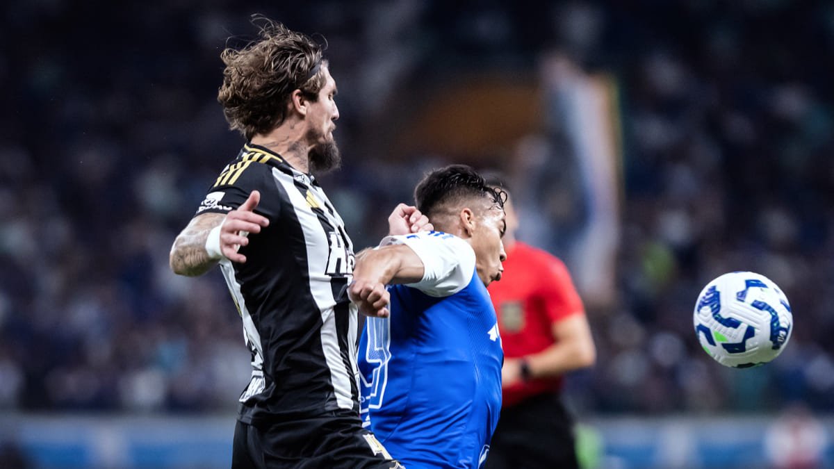 Jogadores de Atlético e Cruzeiro em disputa de bola (foto: Gustavo Aleixo/Cruzeiro)