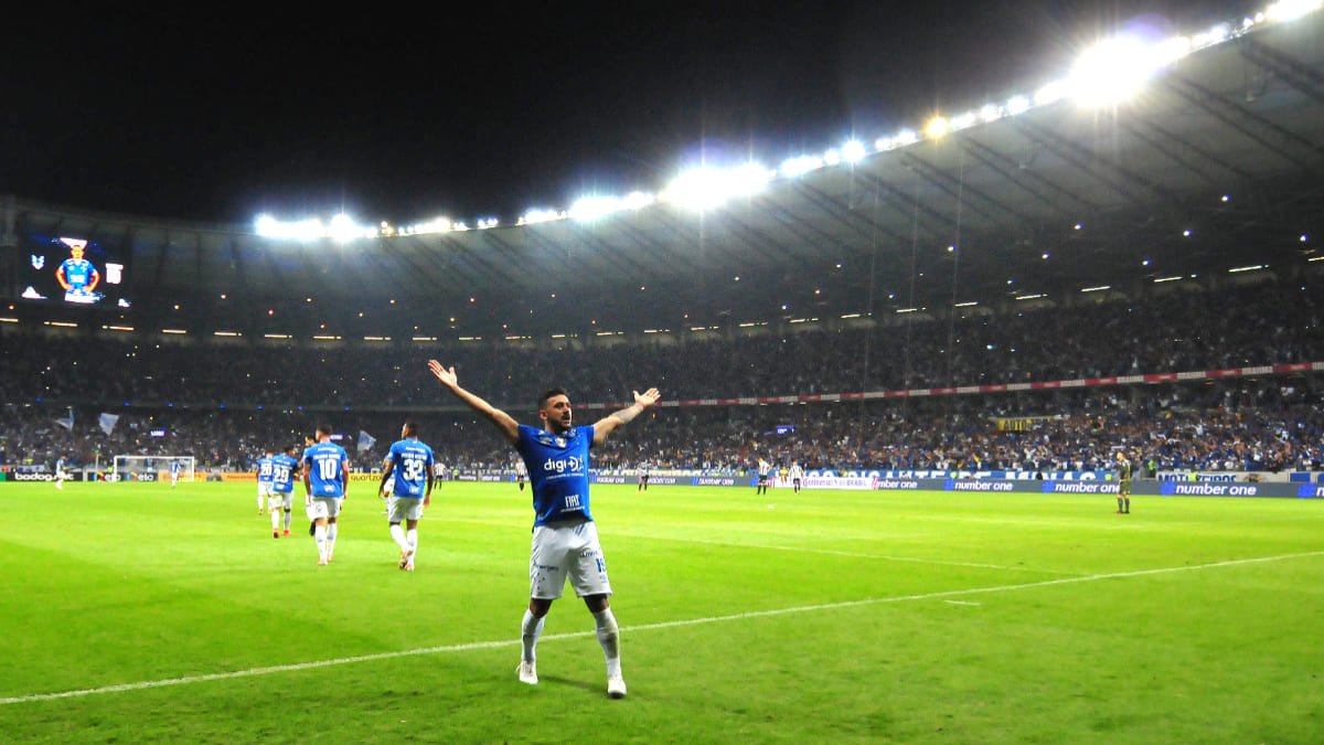 Robinho marcou o terceiro gol do Cruzeiro na vitória por 3 a 0 sobre o Atlético, pela ida das quartas de final da Copa do Brasil (foto: Ramon Lisboa/EM/D.A Press)