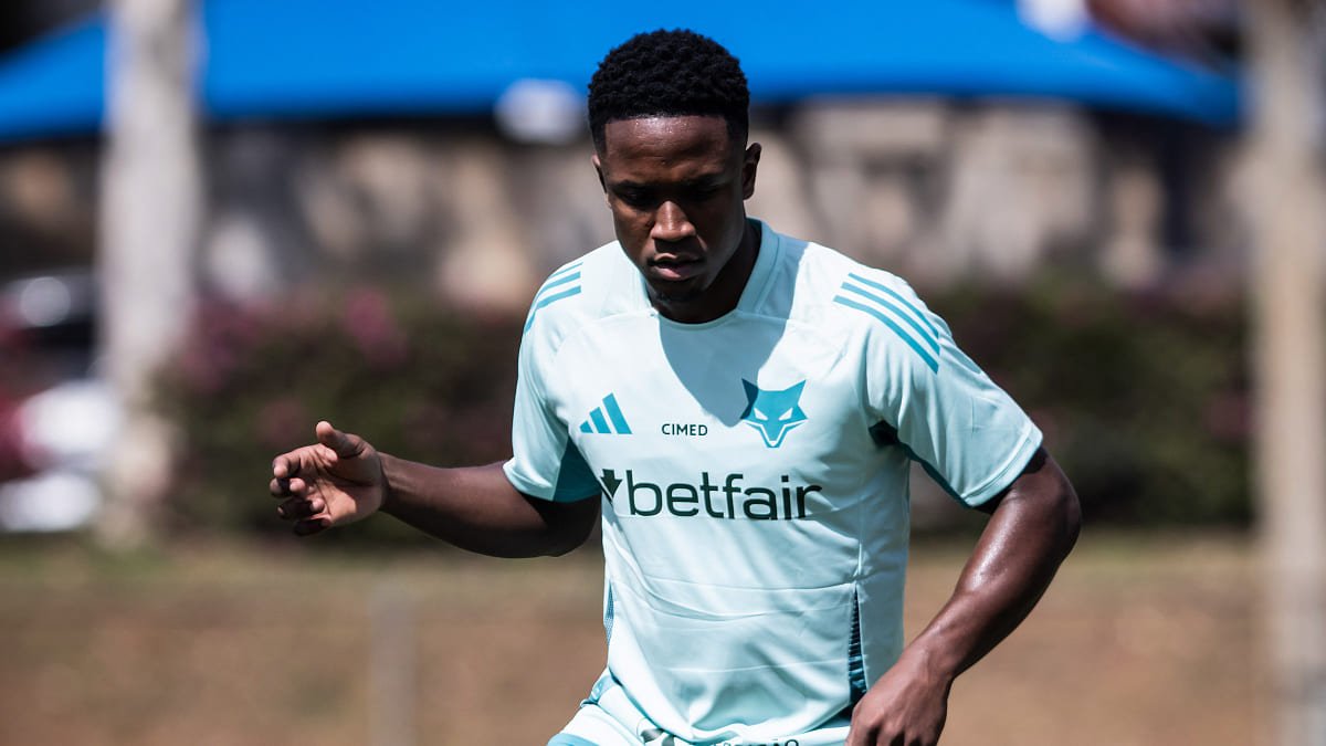 Luis Sinisterra, atacante do Cruzeiro, em treinamento na Toca da Raposa 2 (foto: Gustavo Aleixo/Cruzeiro)