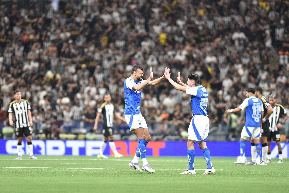 Fabrício Bruno e Villalba comemoram gol do Cruzeiro sobre o Atlético na Arena MRV (foto: Ramon Lisboa/EM/D.A. Press.)