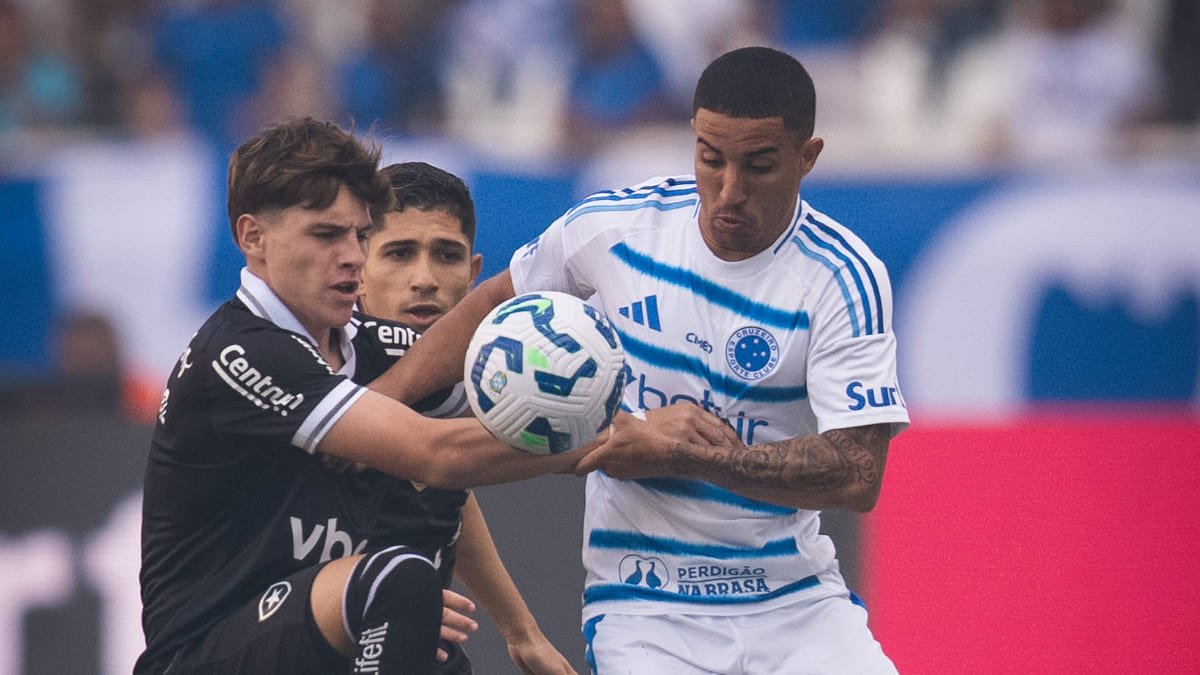 Jogadores de Cruzeiro e Botafogo em duelo pelo Campeonato Brasileiro (foto: Rodrigo Ferreira/Cruzeiro)