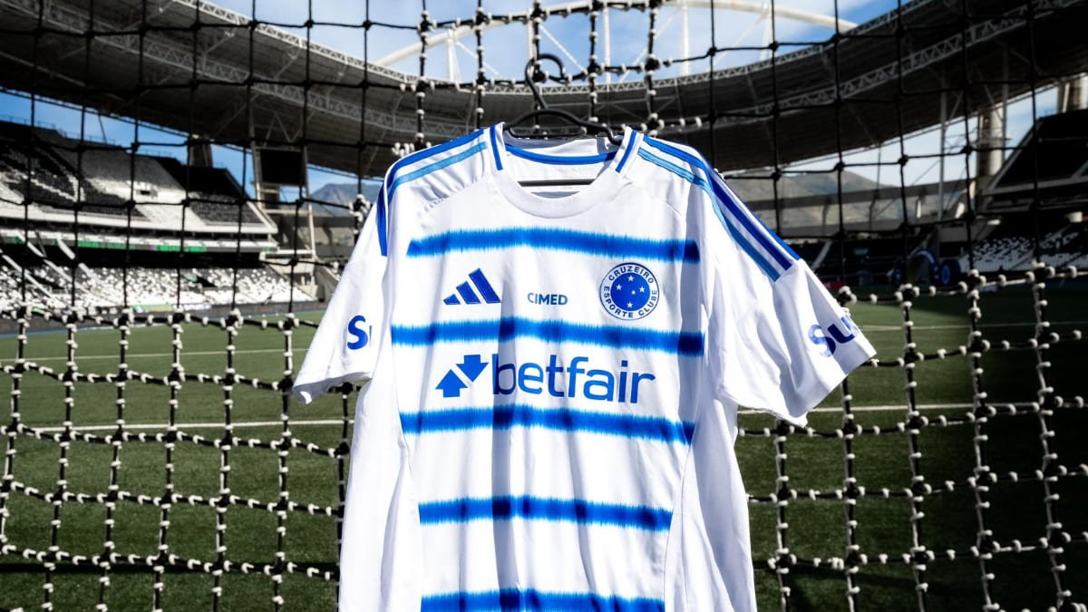 Terceiro uniforme do Cruzeiro para a temporada 2025 pendurado na rede de um dos gols do Nilton Santos, no Rio de Janeiro, antes de duelo com Botafogo (foto: Divulgação/Cruzeiro)