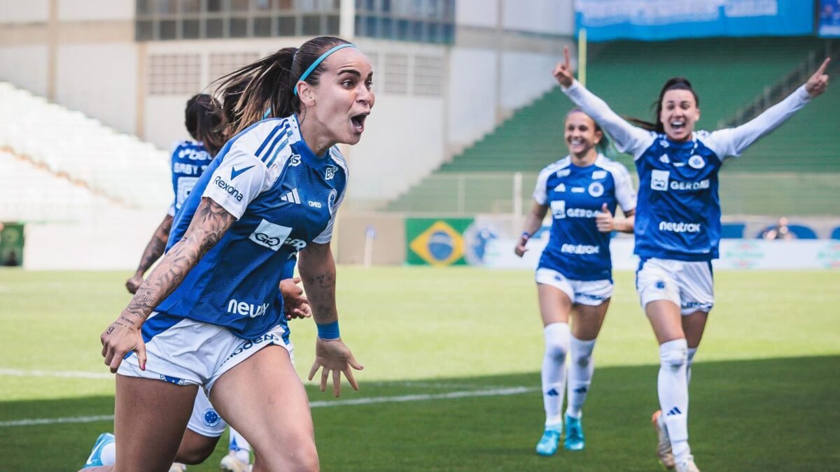 Cruzeiro comemorando um dos gols da vitória em cima do Bragantino (foto: FMF/Divulgação)