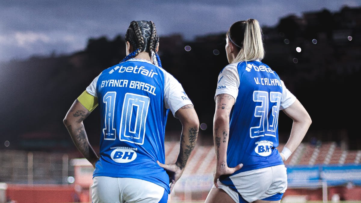 Byanca Brasil, atacante do Cruzeiro, e Vitória Calhau, zagueira (foto: Gustavo Martins/Cruzeiro)