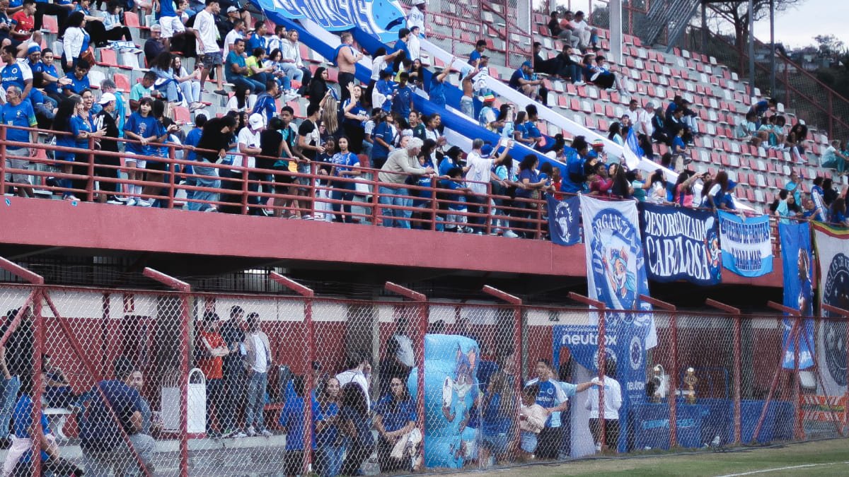 Torcida do Cruzeiro no Castor Cifuentes, em Nova Lima, para duelo com o Corinthians, pela Copa do Brasil Feminina (foto: Gustavo Martins/Cruzeiro)