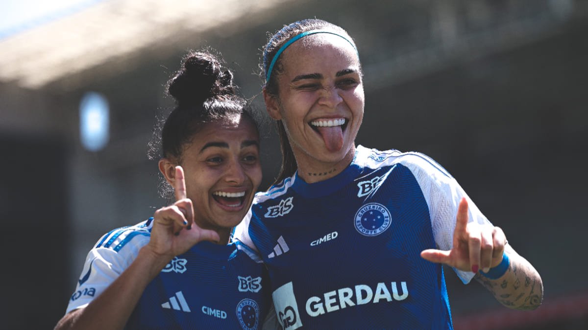 Gisseli, lateral-esquerda do Cruzeiro, e Letícia Ferreira, atacante (foto: Gustavo Martins/Cruzeiro)