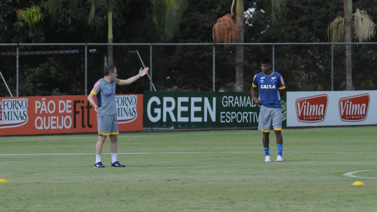 Paulo Bento, ex-técnico do Cruzeiro, e Bruno Viana, ex-zagueiro do Cruzeiro, em treinamento; 2016 (foto: Jair Amaral/EM/D.A Press)