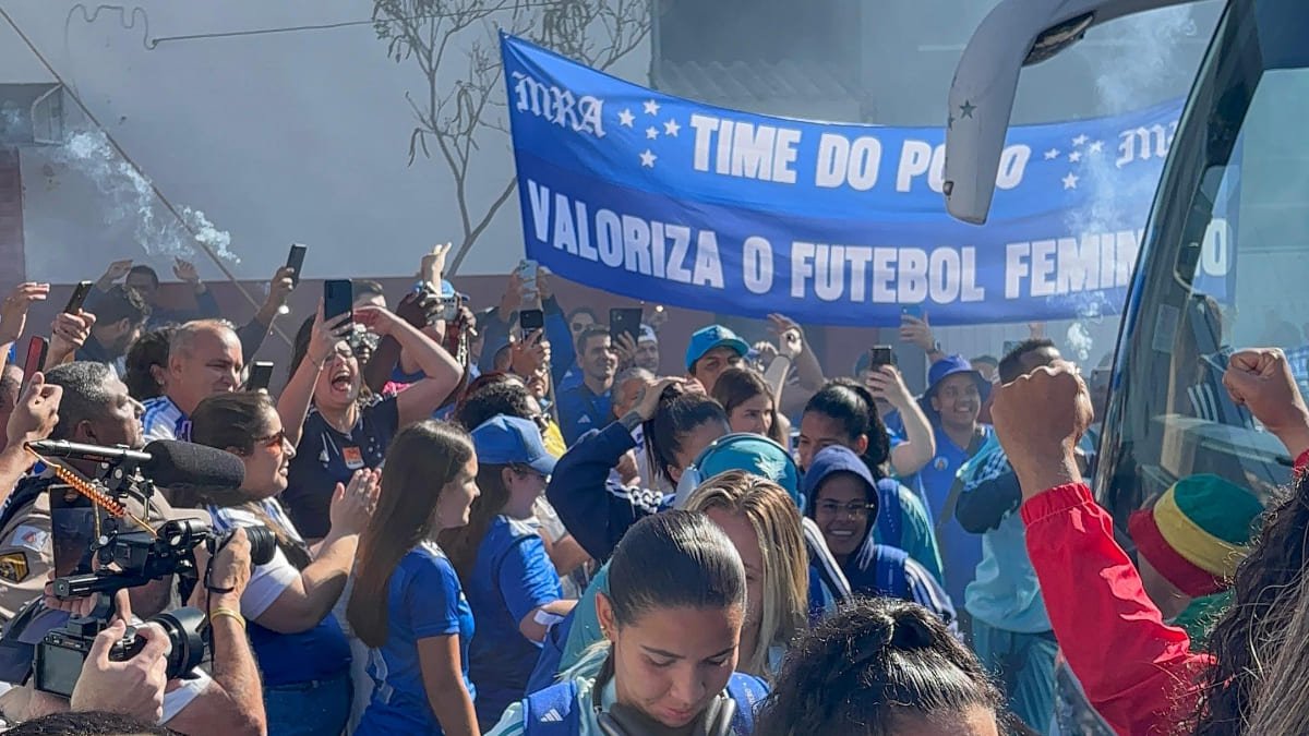 Recepção da torcida do Cruzeiro às jogadoras para a semifinal do Brasileiro Feminino (foto: Sofia Cunha/No Ataque)