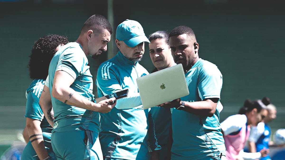 Comissão técnica do Cruzeiro em duelo no Independência, pelo Brasileiro Feminino (foto: Gustavo Martins/Cruzeiro)