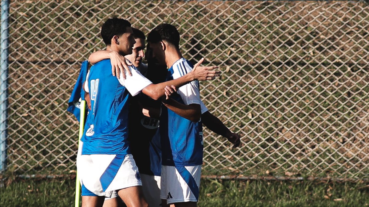 Jogadores do Cruzeiro celebrando gol no Brasileiro Sub-20 (foto: Gustavo Martins/Cruzeiro)