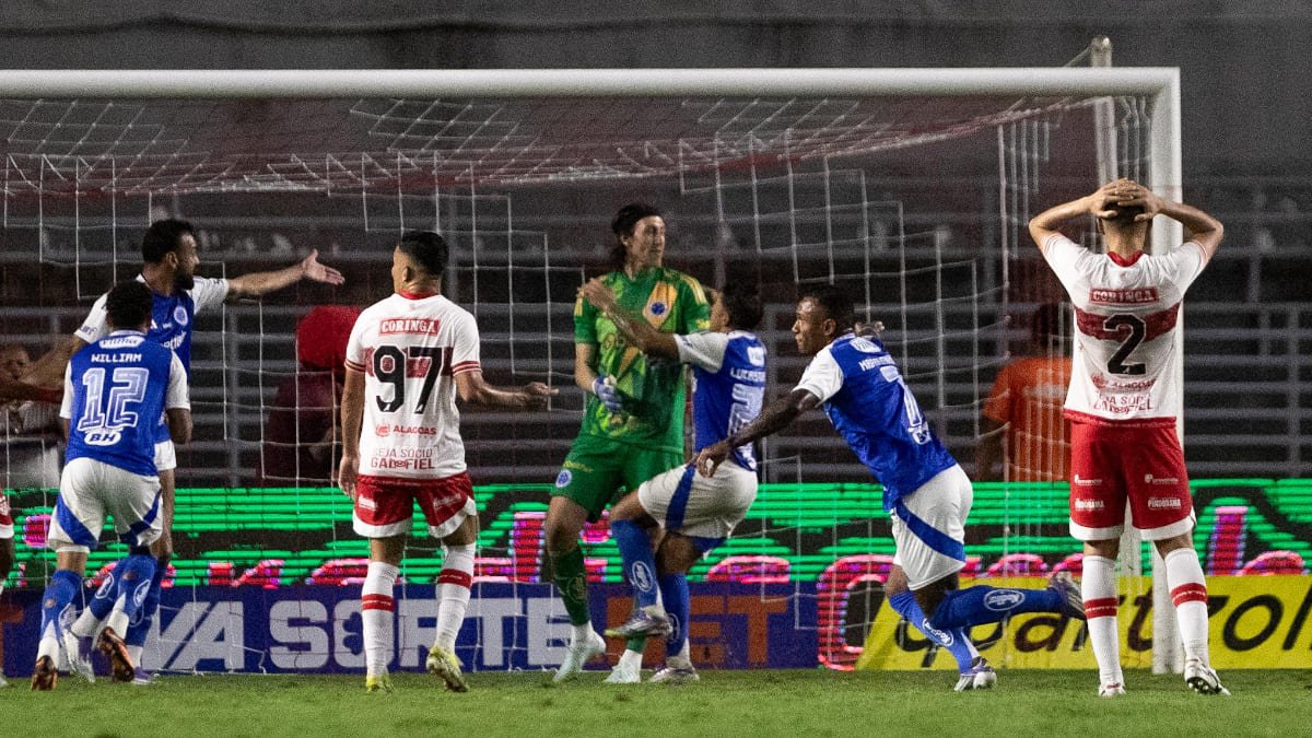Jogadores do Cruzeiro celebram defesa de pênalti de Cássio, enquanto jogadores do CRB lamentam cobrança (foto: Rafael Vieira/Cruzeiro)