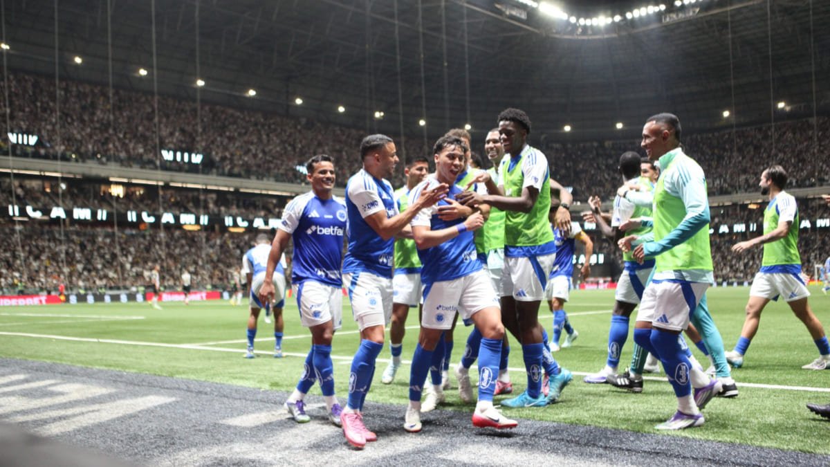 Jogadores do Cruzeiro comemoram segundo gol sobre o Atlético, pela Copa do Brasil (foto: Edesio Ferreira/EM/DA Press)