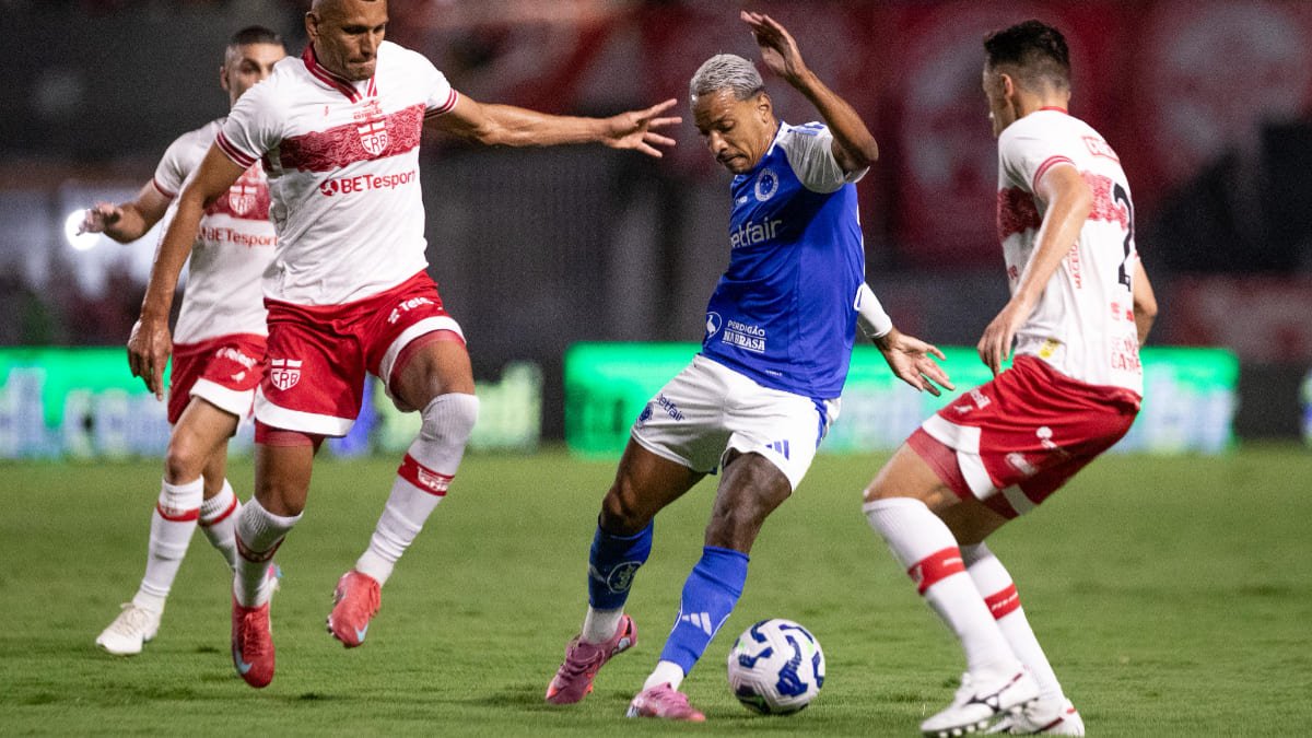 Jogadores de Cruzeiro e CRB em confronto pela Copa do Brasil (foto: Rafael Vieira/Cruzeiro)