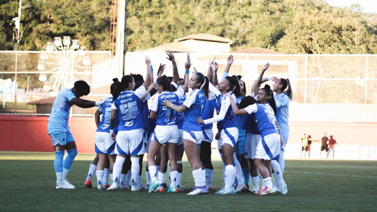 Jogadoras do Cruzeiro reunidas no Castor Cifuentes, em Nova Lima (foto: Gustavo Martins/Cruzeiro)