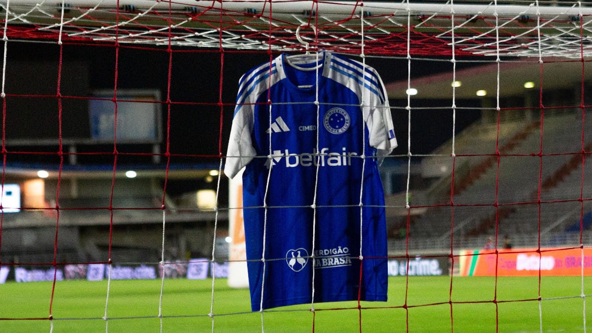 Camisa do Cruzeiro pendurada em um dos gols do Estádio Rei Pelé, em Maceió, antes do duelo com CRB, pela Copa do Brasil (foto: Rafael Vieira/Cruzeiro)
