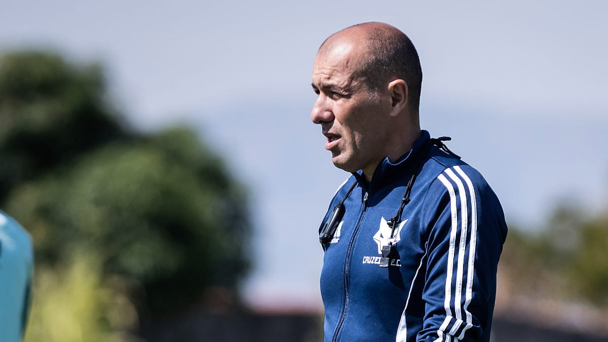 Leonardo Jardim, técnico do Cruzeiro, em treinamento na Toca da Raposa 2, em Belo Horizonte (foto: Gustavo Aleixo/Cruzeiro)