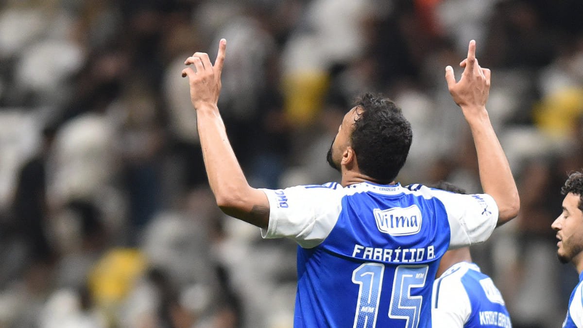 Fabrício Bruno, zagueiro do Cruzeiro, celebra vitória diante do Atlético, pela ida das quartas de final da Copa do Brasil (foto: Ramon Lisboa/EM/D.A Press)